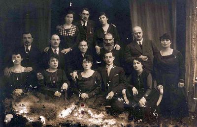 Gordons - 1923
Top row: ?, Gabriel Gordon, Rose Gordon (Grunstein)
Middle row: ?, Salomon Gordon, Rachel Grunstein (Lezerovitsch), Kope Josef Gordon, Josep Lesser, Ida Gordon
Bottom row: ?, Haja Gordon (Kaplan); Hanna Turetsky; Movša Turetsky; Berta Leeser 
