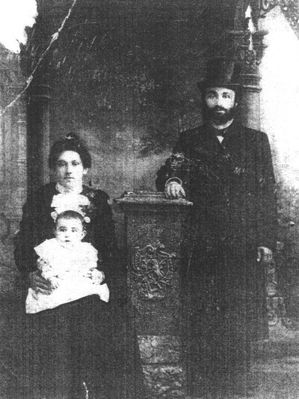 Rabbi Gurevitsch
Leib Gurevitsch and Slate Gurevitsch (Judeikin) with their son
Keywords: [Religion]