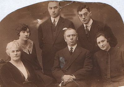 Hasak family - Tallinn, 1934
Left to right.
In front: Minna Hasak (Grinstan), Elia Hasak, Rebecca (Raja) Sundelevitsch (Hasak)
Standing: Tsila Manoim (Hasak), Avraham (Ami) Hasak, Hirsch (Ljeva) Hasak
