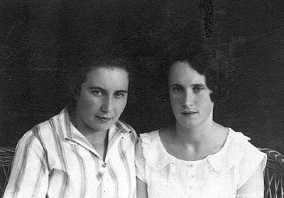 Hirschberg Dina and  Gradnauer (Pikarevitsch) Riva (Rebekka)
Left to right: Dr Hirschberg and Dr Gradnauer (Pikarevitsch)
Keywords: [medics]