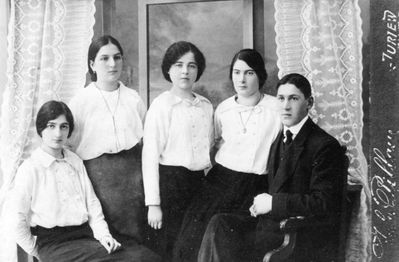 Glickman family
Ida Haitov (Glickman), Musja Glickman, Basja Berta Glickman, Ester Glickman, ?
