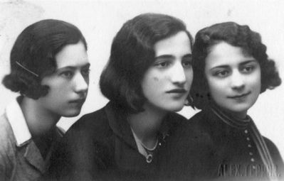 Girls
Left to right:  Ljuba Amitai (Gleser), Doba Itzoch, Jette Gleser
