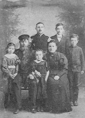 Itzoch family
Left to right.
Sitting:  Matla Beilinson, Avraham Izhak Itzoch (1839-1918), Sonja Berson, Lea Itzoch (1853-?) 
Standing: Reuven Itzoch (officer in the Czar Fleet - changed his name to Aleksandr Aleksandrovitsch Aleksandrov), Jehuda Itzoch (1880-1942), Shmuel Itzoch

