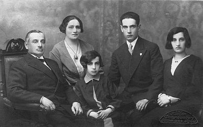 Jehuda Itzoch family
Left to right: Jehuda Itzoch, Ester Itzoch (Hait), Riva Nescher (Itzoch), Israel Itzoch (in Palestine Ben-Jehuda), Doba Itzoch
