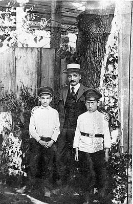 Itzoch & Krigman
Jehuda Itzoch with boys Israel Itzoch (left) and Haiim Krigman(right)
