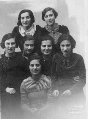 Friends
Left to right.
Top: Doba Meravinski (Itzoch), Sara Lewenschus (Schats)
Middle: Basja Katsev (Schats), Stella Schulklepper, Lea (Lika) Levin (Schampal), Riva Nescher (Itzoch)
Bottom: Lena Manor (Rutstein)
Keywords: [R] [S]