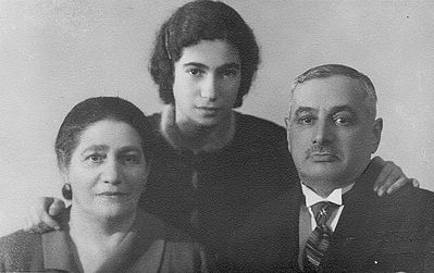 Itzoch family  1935
Left to right: Ester Itzoch (Hait), Riva Itzoch, Jehuda Itzoch
