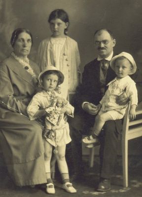 Abram Gabovitsch family
Left to right:
Hanah Lowenshtein (Kropman), Bljuma Rubanovitsch (Gabovitsch) (the small girl), Mirjam Usvanski (Gabovitsch), Abram Gabovitsch, Jakob Gabovitsch
Keywords: [R] [L]