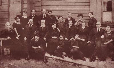 Josselov and Heimann families ~1920 Tallinn. See same here http://muuseum.jewish.ee/Gallery1/displayimage.php?pid=7087
Josselov, Heimann and Co in front of their house on Raua t. Tallinn on the occasion of visiting uncles from France (Paul and Louis)
Keywords: [J]