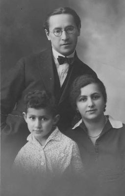 Gens Julius with wife Bertha (Maltinski) and son Leo - see "Art" on this site
