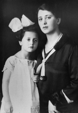 Perle Baron (Gurin, nee Veinberg) with daughter Evgenija

