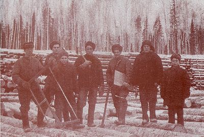 At the forest works in Sibir at war time
Second from left - Scholem Gordin; Haim Gordin - third from right. 
