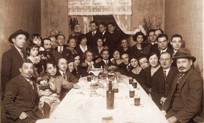 Narva 1928.
Left to right.
Sitting: Hirsch Haitin?, ?, ?, Mihail Zimbalov, ?, ?, Manja Haitin (?), Selig Haitin, Riva Haitin (Drujan), ?, ?, ?, Olga Minkov, Samuil Minkov, Schmuel Krigman
Standing: ?, ?, ?, ?, ?, Jossif Zagorje, ?, Feige Haitin (?), Manja Szczapa (Haitin)?, ?, ?, ?, ?, Boruch Hait, Mates Hait
At top: Zenja Gluchovski, Abram Haitin, Arie (Ljeva) Haitin
