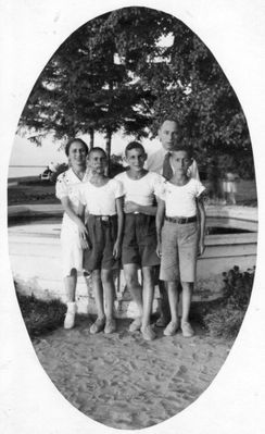 Goldmann family  ~1924
Savel (Zanno) Goldmann with wife Doris Goldmann (Raichmann) and children Harry, Leo and Jossi. All boys died at WWII in the Soviet army 
