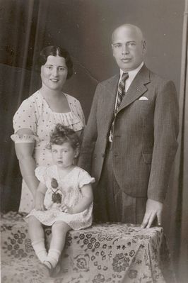 Gorosch family
Raja Gorosch (Kaplan), Kilja Gorosch with Efros Gorosch. All murdered at holocaust.
