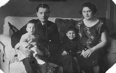 Kahn family. 1925
Immi Kahn with Lea and Rosa Kahn (Itsikov) with Aleksander
