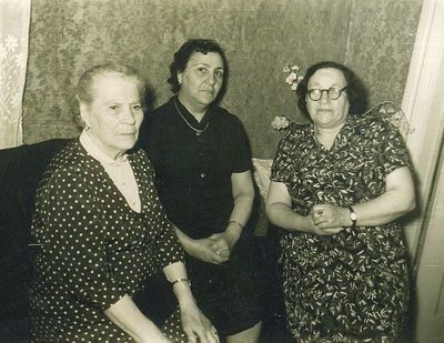 3 Strasch ladies
Left to right: Fanni Strasch (Bentsovitsch), Hana (Totti) Balonov (Strasch), Sonya (Sara) Scherman (Strasch)
Keywords: [B]