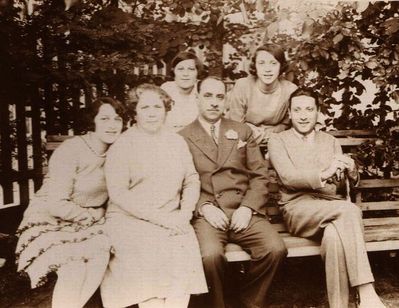 Strasch family
Left to right
Anna (Totti) Dembo (Klompus, nee Strasch), Fanni Strasch (Bentsovitsch), Lea Isrin (Schein, nee Strasch), Arie Strasch, Alisa Gluschkin (Strasch), Moissei (Mulja) Strasch
