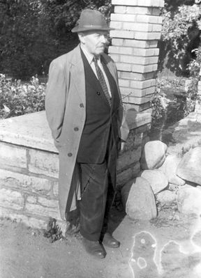 Abram Levin (1891-1971)
Abram Levin gave Hebrew, Mathematics and Yidisch lessons at home. Many Jewish Gymnasium students were prepared to exams by him.
