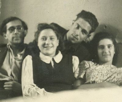 Scherman, Lutrin, Jakobson
Left to right: Hirsch Scherman, Gaja Lutrin (Scherman), Alik Jakobson, Goldi Lutrin
Keywords: [S] [L]