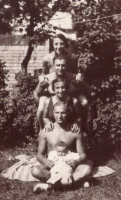 Gluschkin, Levin
Top down: Alisa Gluschkin (Strasch), Moisei Gluschkin, Sore-Freide (Sonja) Levin (Gluschkin), Haim Levin, Ruth Levin
