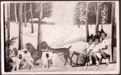 Levin sisters
Left to right: Doris Raskin (Levin), Schelly Mendelev (Levin), Ruth Levin 
