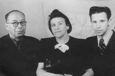 Kirschbaum
Left to right.
Elias Kirschbaum, Hana-Dvora Kirschbaum-Pikarevitsch (Gurevitsch), Gabi Pikarevitsch
Keywords: [P]