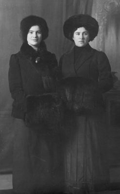 Eva and Alma Lipavsky (~1916)
Eva (left) and Alma Lipavsky
