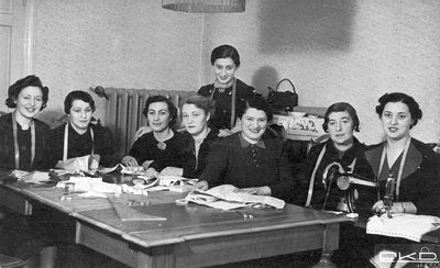 Ladies
Picture printed in Riga, but seems to be taken in Tallinn. 
On the right - Monja Ljubarov (Bovschover)   
Keywords: [Unknown]