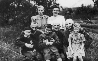 Kamenovski family -  1948 in Pärnu
Left to right.
Top: Hana Luvistsuk (Kamenovski), Senta Kamenovski (Itzikson).
Sitting: Aba Luvistsuk with Juzef Luvistsuk, Mosche-Aron Kamenovski with Ilon Luvistsuk, Zvi Hirsch Kamenovski with Rina Hochlov (Kamenovski) 
