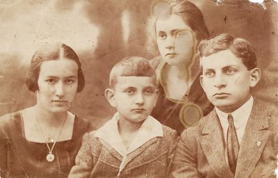 Kamenovski
Left to right:
Haja Lurje (Kamenovski), Ruven Kamenovski, Hana Luvistsuk (Kamenovski), Zvi Kamenovski 
