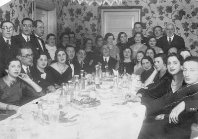 Judeikin etc 
On the left top row, second man in glasses Goldberg. 8th from the left top row his wife Goldberg. Bottom row from the right woman looking out smiling looking in the camera is the mother of Leva Sak


Keywords: [unknown]