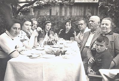 Judeikins in Haapsalu - 1939
Left to right: Rosa Judeikin (Glückman), Miriam Usvanski (Gabovitsch), Josif Usvanski, Monya Ljubarov (Bovschover), Lina Sverdlov, Solomon Judeikin, Meyer Judeikin, Riva Judeikin, Lev Judeikin 
