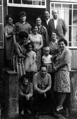 Kitt family 1964/5
Left to right.
Top row: Maša Sack (Stummer), Leo Kitt, Dina Kitt (Citron), Hirsch Kitt, Benjamin Kitt
II row: Aviva Kljutschik (Schocher), Rachel Kljutschik (Kitt), ?
III row: Inna Kandel (Kljutschik), ?, Hesse Kit (Pozaisky)
Bottom row: Sima Pozaisky (Kitt), Lev Sack
