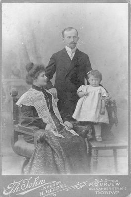 Kamenovski
Moishe Aron Kamenovski (1873-1955), Selma (Zlata-Malka) Kamenovski (Klas-Glass) (1876-1913), Anna Kamenovski (1902-1943)
