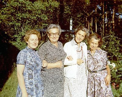 At Saaremaa 1980
Left to right.
Margarita Kamenovski (Schuman), Regina Besprosvanie (Levinovitsch, nee Slutski), Paula Pakkin (Josselov), Hana Lopavok (Strasch)?
