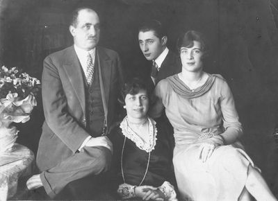 Kahn family
Aleksandr Kan (in the middle), Nata Kahn (sitting in front). Father Julius (left) and mother Fanny (at right)
