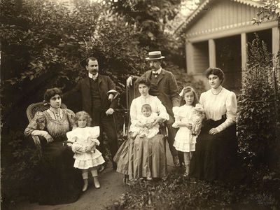 Kahn family - 1910
Left to right.
Mina Kahn, her husband, Julius Kahn, his wife Fanny (with baby Aleksandr Kan),  Anna Kahn
