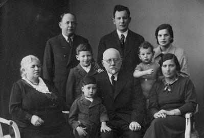 Bakscht and Kaplan - May 1934
Left to right.
Top: Mischa Kaplan, Boris Bakscht, Anja Bakscht (Dickman) with Zvi Bakscht.
Bottom:  Ljuba Bakscht (Samsonov), Jascha Kaplan, Schlomo Bakscht with Alik Kaplan, Gita Kaplan (Bakscht)
Keywords: [B]