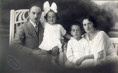Kljas 1923
Left to right: Jacov Kljas, Fira Kljas, David (Dodya) Kljas, Polina Kljas (Schreiber)
