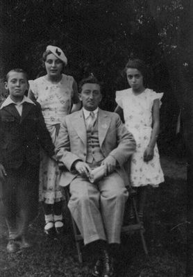 Rogovski
In the middle: Aron Benjamin Rogovski
Left: Zelik and Rachel Rogovski
Right: Sara Rogovski
