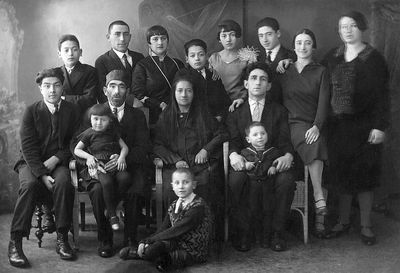 Leisermanns, Jasman, Schois
Left to right.
Top Row: Schmerl Jasman, Bernhart [Ber] Schois [Schaus, Soiss], ?, Abram Jasman, Tsilla Jasman, Meer Leisermann, Shore Rusinov (Leisermann), Sara [Stera] Shois (Polin?), 
Middle Row: Abram Leisermann, Benjomin Leisermann, Rahel Leisermann, Mejer Rusinov
Bottom Row: Haie-Dobe Garbuz (Rusinov), ?, Isak Schois

Keywords: [S] [J]