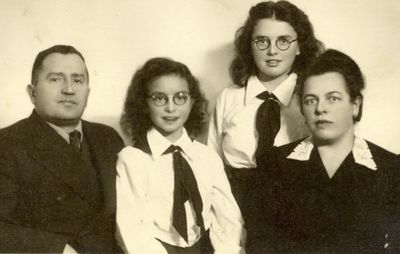 Levin Jehuda with wife Sima (Spungin) and daughters Pessi (standing) and Lia
Jehuda Levin (1898-1943 died in the  NKVD Juzhlager, Irkutskaja oblast,
Taishet.

