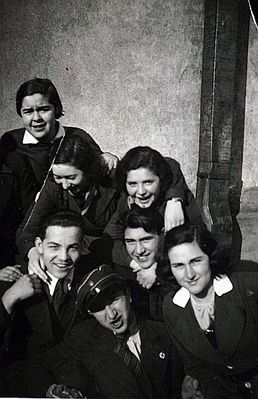 Friends
Left to right.
Top: Sofa Liberman, ?, ?
Bottom: Leo Blumenfeld, Teffi Majofes, ?, Ljuba Schein  (Citron)
