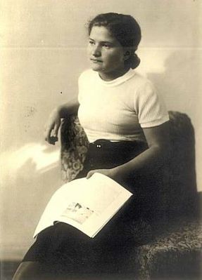 Rivnai Dussi (Levin)  (1915-2000) in 1936
Keywords: [L]