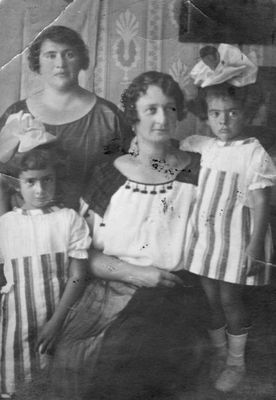 Hirschmann family ~ 1923
Left to right: Mira Hirschmann (girl), Frau Apfelbaum (freulein), Alma Pats (Lipavsky) and Jette (Titti) Hirschmann
