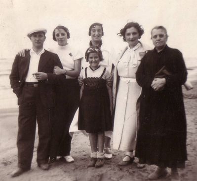 Gluschkins, Levins
Left to right: Moisei Gluschkin, Alisa Gluschkin (Strasch), Sore-Freide (Sonja) Levin (Gluschkin), Rachil Rosenfeld (Levin), , Perle Esse Levin (Sack). The girl - Bella Pikarevitsch (Rosenfeld) 
