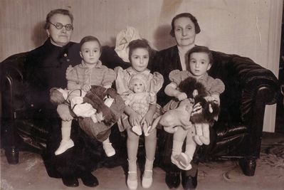 Levins, Gluschkins
Left to right: Perla Levin (Sack), Doris Raskin (Levin), Ruth Levin, Mascha Gluschkin, Schelly Mendelev (Levin) 
Keywords: [G] [M] [R]