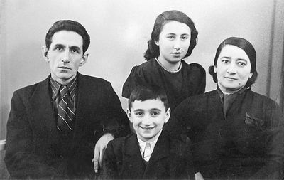 Rusinov family
left to right:
Meier Rusinov, Rafael Rusinov, Haie-Dobe Rusinov, Schore Rusinov (Leisermann)
