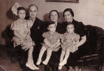 Levins
Left to right: Ruth Levin, Haim Levin, Masche Gluschkin, Schelly Mendelev (Levin), Sonja Levin (Gluschkin), Doris Raskin (Levin)
